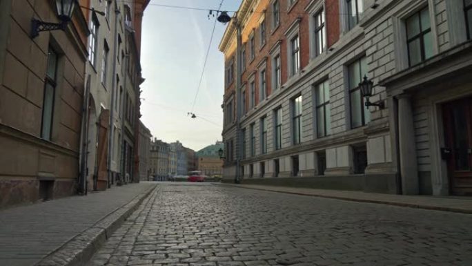 由于检疫，冠状病毒的影响，荒芜的城市。拉脱维亚黎明时独自走在老里加鹅卵石铺成的街道上