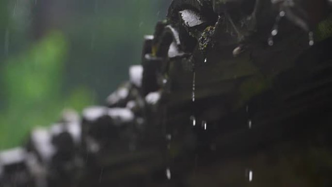 雨落在屋顶上中国风屋檐下雨