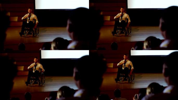 年轻的高加索残疾商人在4k礼堂的商业研讨会上发言