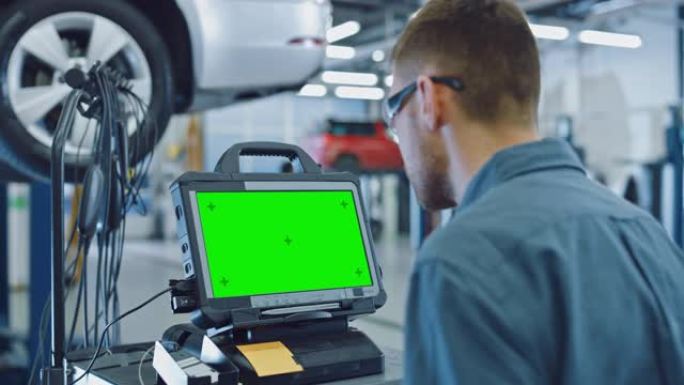 汽车维修技工正在绿屏的高级计算机上运行诊断软件。专家检查车辆，以发现损坏的组件和数据日志中的错误。