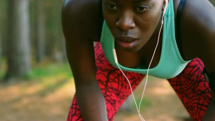 女性慢跑者在森林中慢跑后放松4k