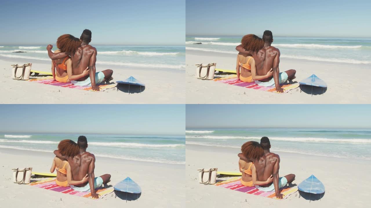 非裔美国夫妇拥抱海边