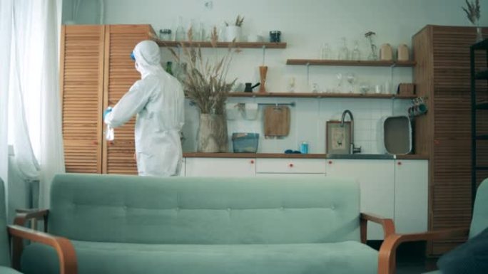 新型冠状病毒肺炎大流行期间的消毒过程。消毒器正在对公寓中的家具进行消毒