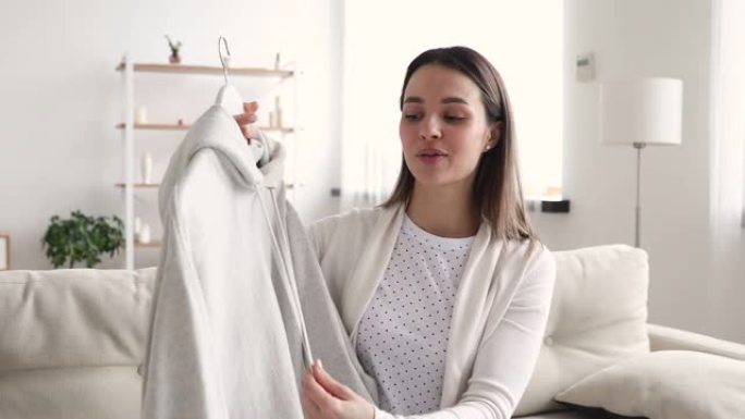千禧一代女性时尚博客在家里录制vlog