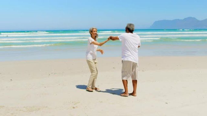 浪漫活跃的资深非洲裔美国夫妇在海滩上一起跳舞的侧视图4k