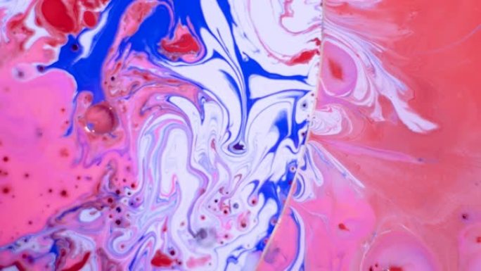 丙烯酸涂料的抽象运动。从上方观看。令人难以置信的混合颜色图案