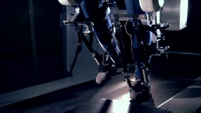 医疗理疗机和一名男性患者用它做腿