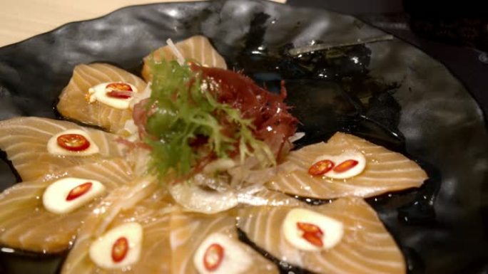 三文鱼生鱼片餐厅的黑菜辣沙拉。日本料理风格