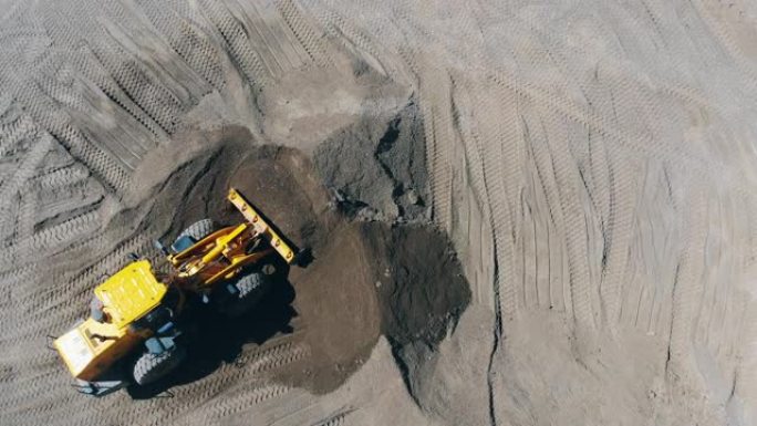 挖掘机正在采矿场挖沙