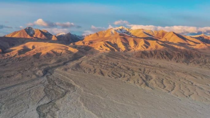 新疆鸟瞰图沙漠地貌落日余晖太阳光线