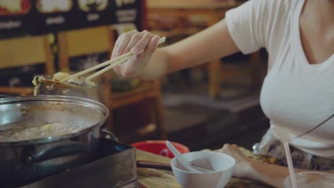 美女喜欢在街头夜市吃火锅，