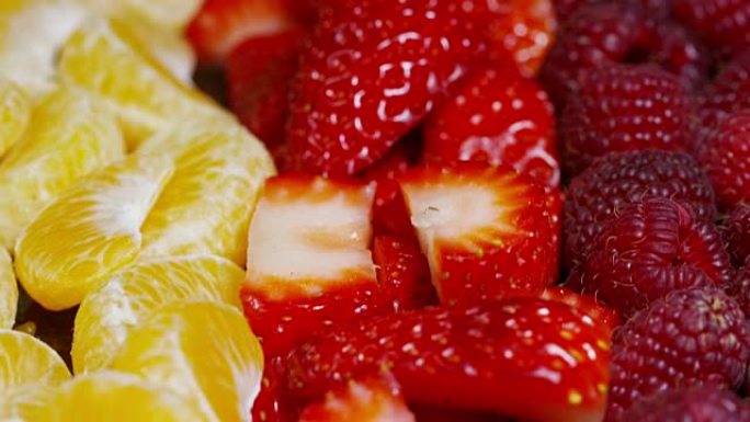 新鲜水果混合成分，包括草莓，苹果，蓝莓，覆盆子，猕猴桃，橙子。夏季吃新鲜和异国情调的热带水果沙拉。颜