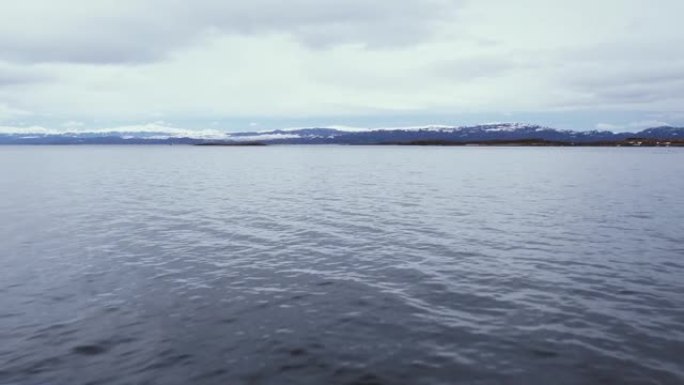 阿根廷火地岛省比格犬海峡的船景向前移动。