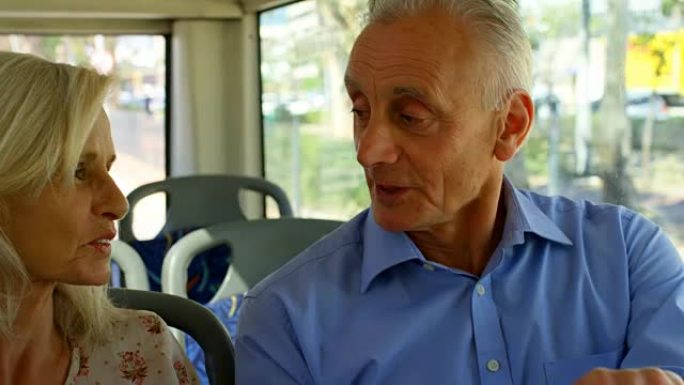老年夫妇在乘坐4k巴士旅行时互相互动