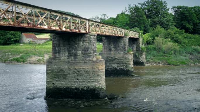 河上的旧火车桥
