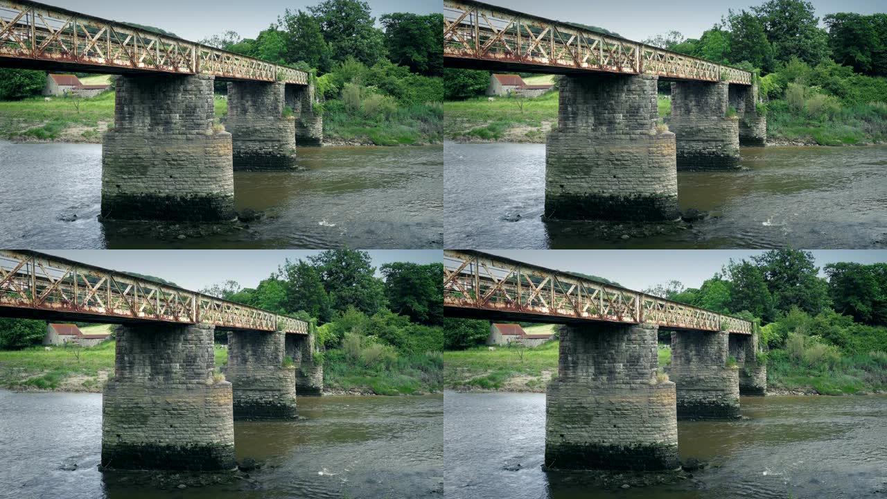 河上的旧火车桥