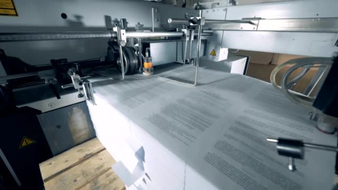 一台大机器在纸上打印，特写。