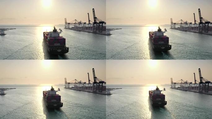 大型货船在日落时出海出口