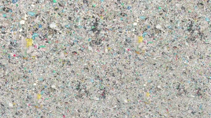 空中: 从塑料分拣现场的一堆臭臭的垃圾上方看