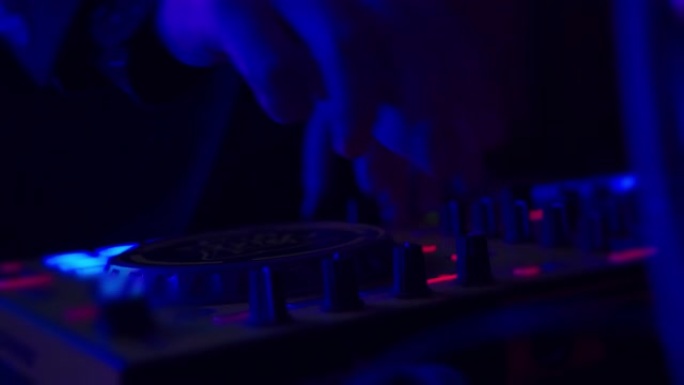 在发光的灯光下仍未使用的DJ混音器。