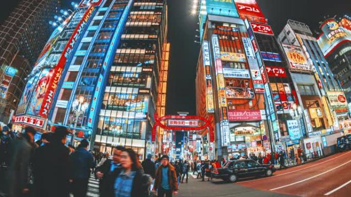 日本新宿东京市，歌舞伎町夜间时间与人群不明的人走在街上