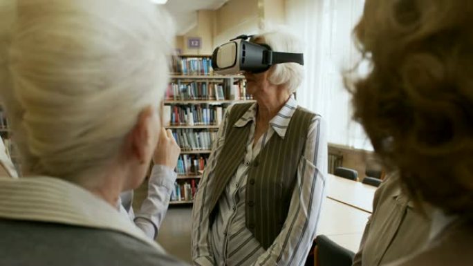 妇女教养老金领取者使用VR