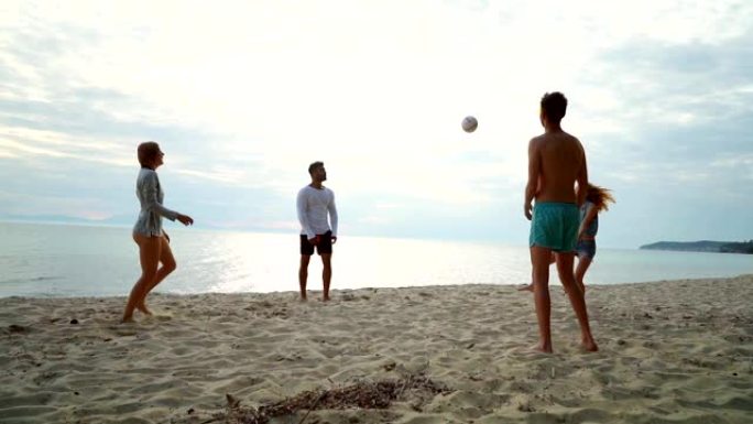 玩排球的朋友夏日海边聚会