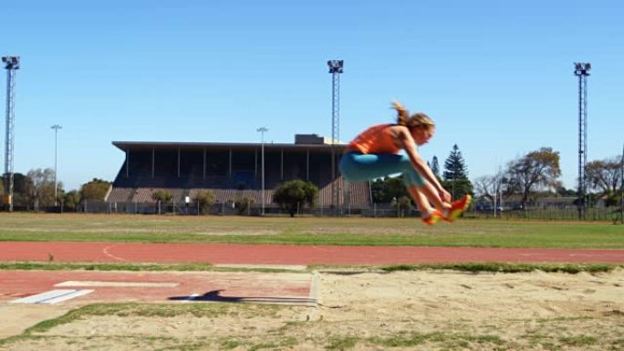 女运动员在运动场练习跳远4k