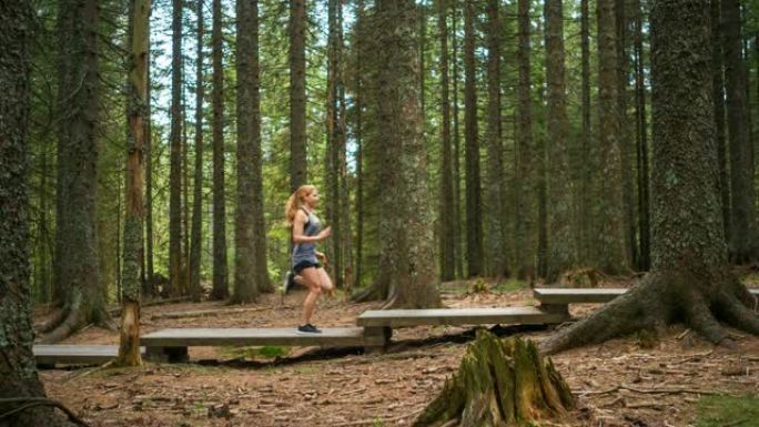 运动中的女性保持身材锻炼，在大自然中慢跑