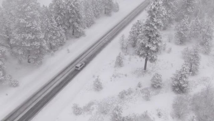穿越华盛顿的公路旅行中的无人机游客陷入了强烈的暴风雪中