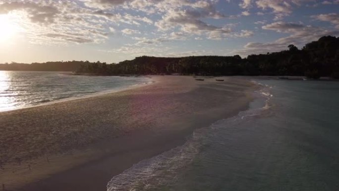 鸟瞰壮丽的风景: 一个拥有白色海滩、清澈见底的大海、棕榈树的岛屿。梦幻度假的好地方。