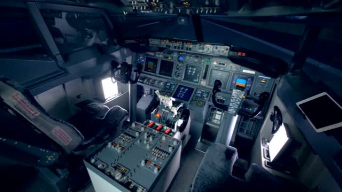 正常运行的飞机的空驾驶舱的明智角度视图