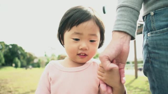 孩子们在外面玩耍