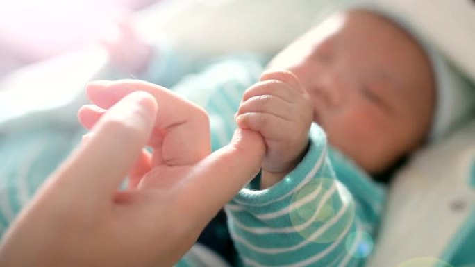 新生婴儿牵着母亲的手