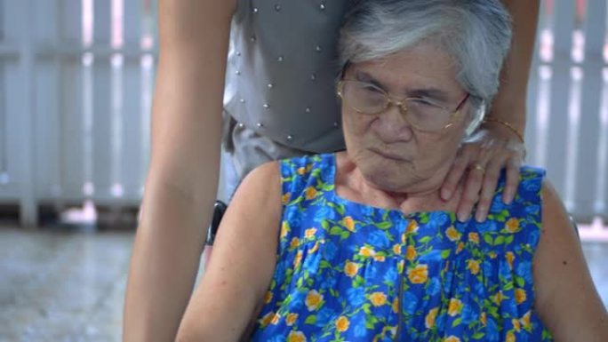 护理人员协助老年妇女进行手部锻炼，慢动作