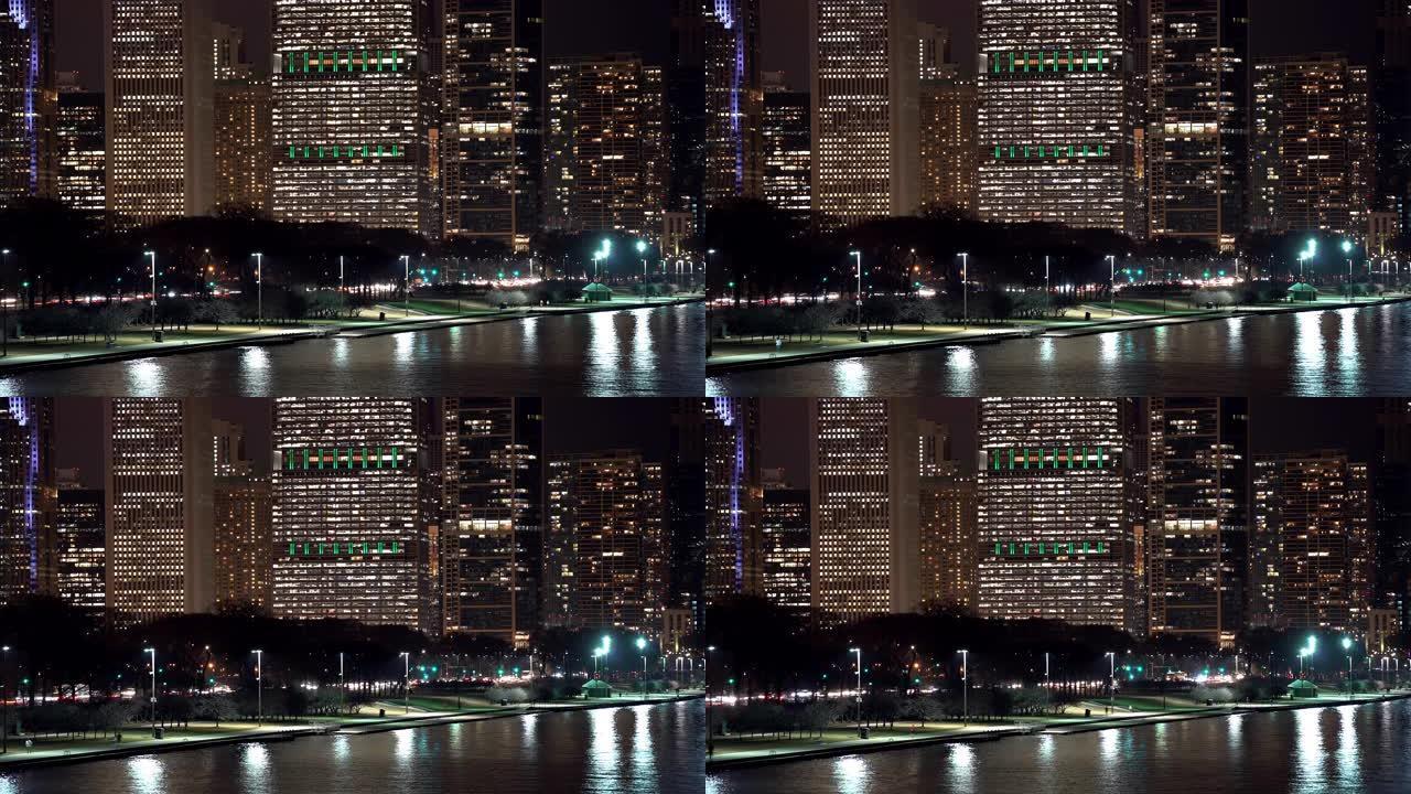 夜间延时: 芝加哥城市景观办公室天际线摩天大楼，高速公路沿密歇根湖，格兰特公园在黄昏日落，美国