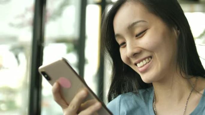 美女使用智能手机技术app