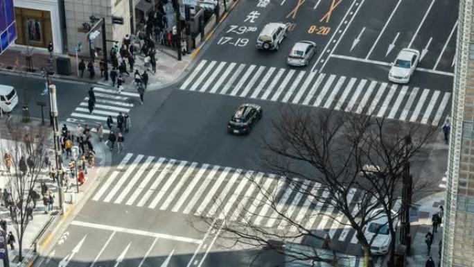 行人的4k时间流逝人群未定义的人步行立交桥在日本银座东京市的街道交叉路口。日本文化与高档购物区概念