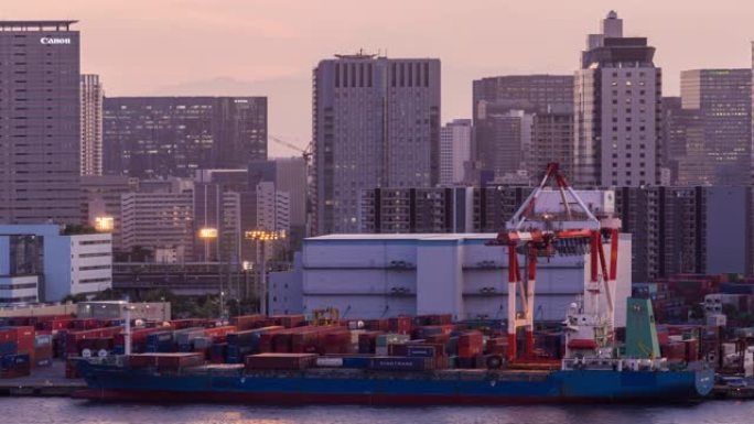 延时: 日本东京湾货船和集装箱的港口工作鸟瞰图，背景为富士山