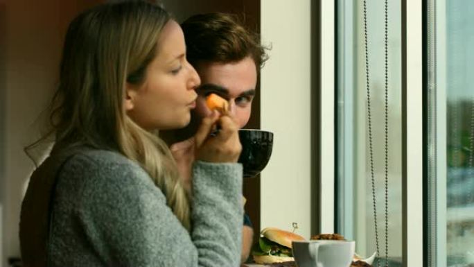 夫妇在4k咖啡馆吃饭时互动