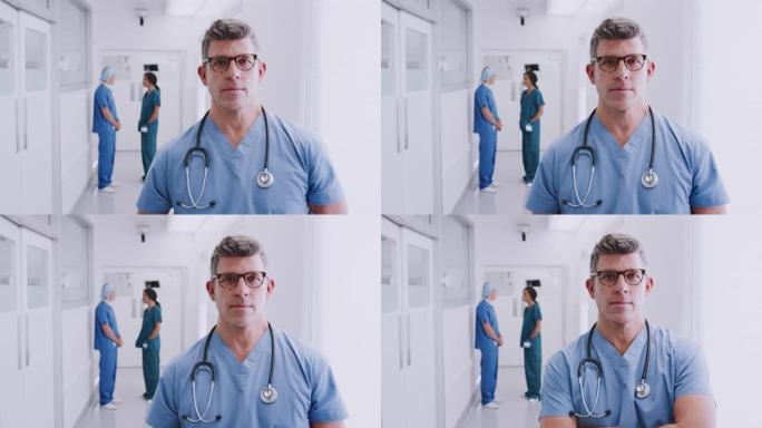 穿着磨砂膏的成熟男医生站在繁忙的医院走廊里，背景是同事