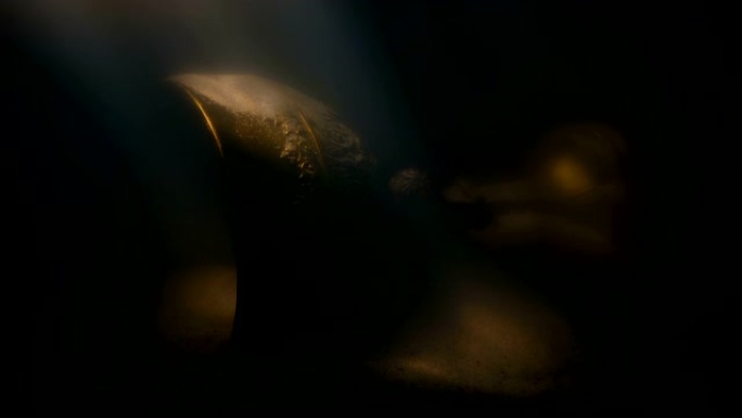 古代金杯宝藏在阳光下水下