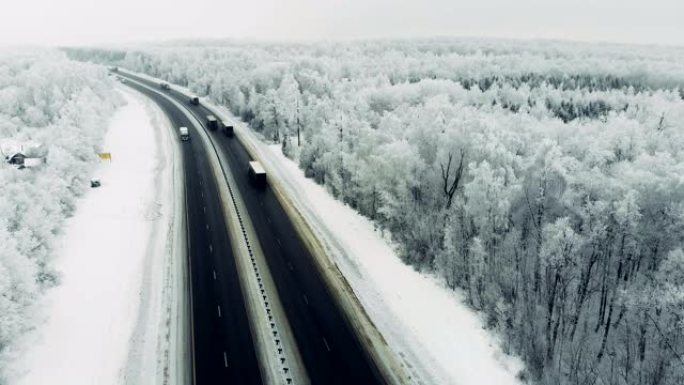 冬季中期的高速公路交通，在多风的寒冷雪天。
