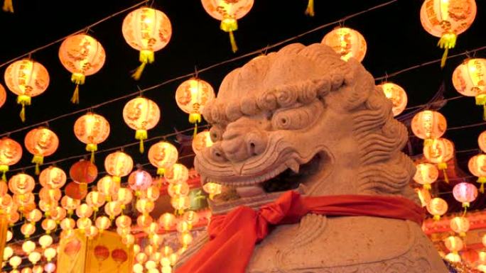 春节的时候，中国寺庙里会有狮子雕像和红灯笼
