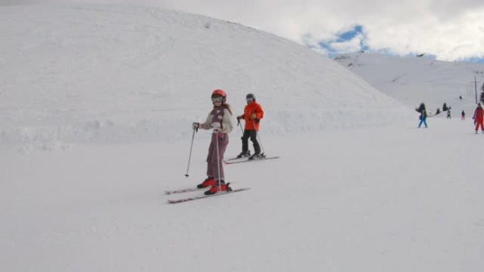 享受滑雪假期外国人实拍视频