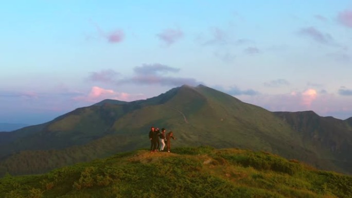 四人在山间舞动，风景优美