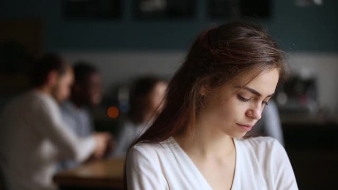 在咖啡馆里感到沮丧的千禧一代女学生感到孤独