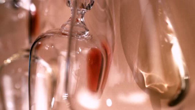 酒杯躺在桌子上酒杯特写歪倒的酒杯玻璃制品
