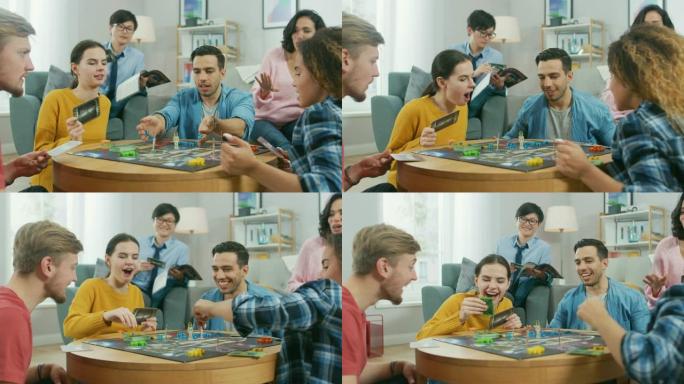 各种各样的男孩和女孩在用纸牌和骰子玩战略棋盘游戏。人投掷骰子令人印象深刻。白天舒适的客厅