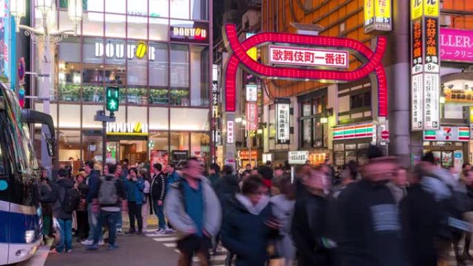 延时: 东京新宿歌舞伎町的行人和游客拥挤